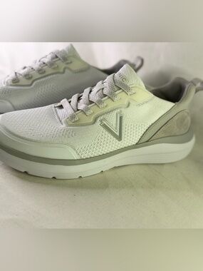 Vionic Lightweight Knit Sneaker in Light Gray W9.5 New